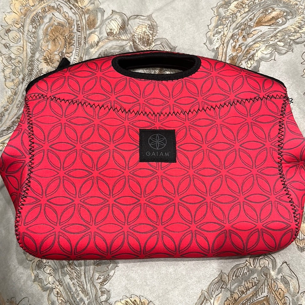 Gaiam neoprene lunch satchel, pink, black, grey. Zipper closure. Easy handle